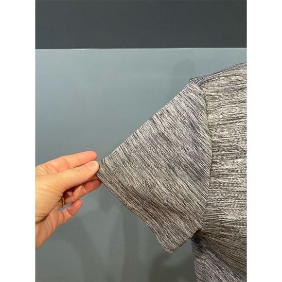 Under Armour Women's Gray V-Neck Short Sleeve T-Shirt Size M Casual - Picture 4 of 9